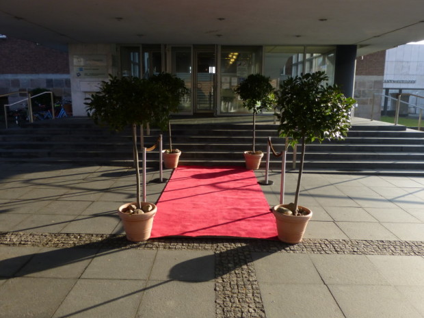 Mysteriös: Roter Teppich vor der Logopädieschule im Kieler Schloss